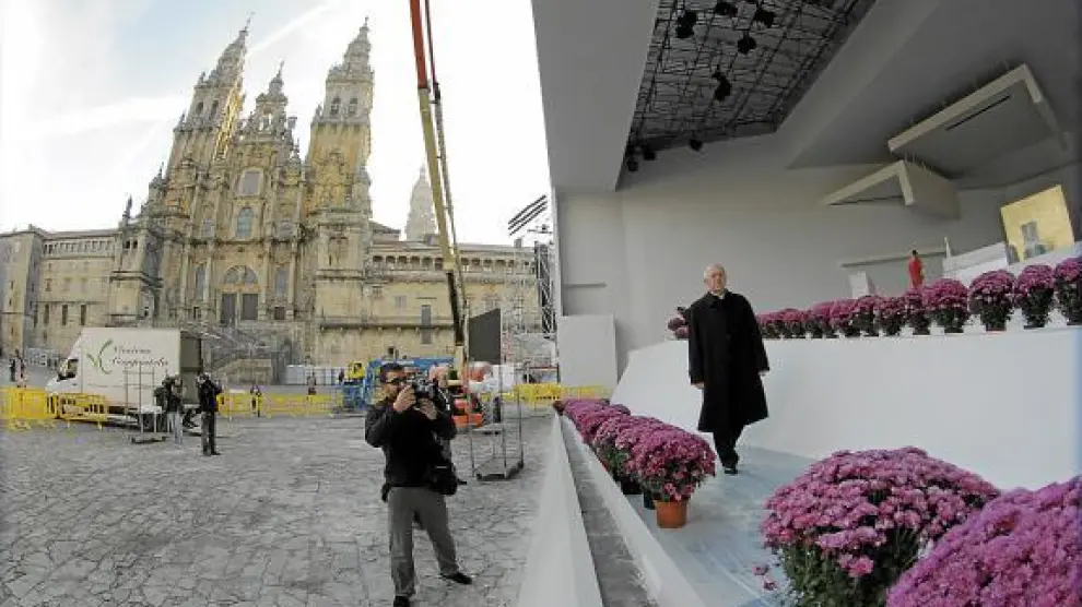 El arzobispo de Santiago, Julián Barrio, ayer en el escenario de los actos litúrgicos.