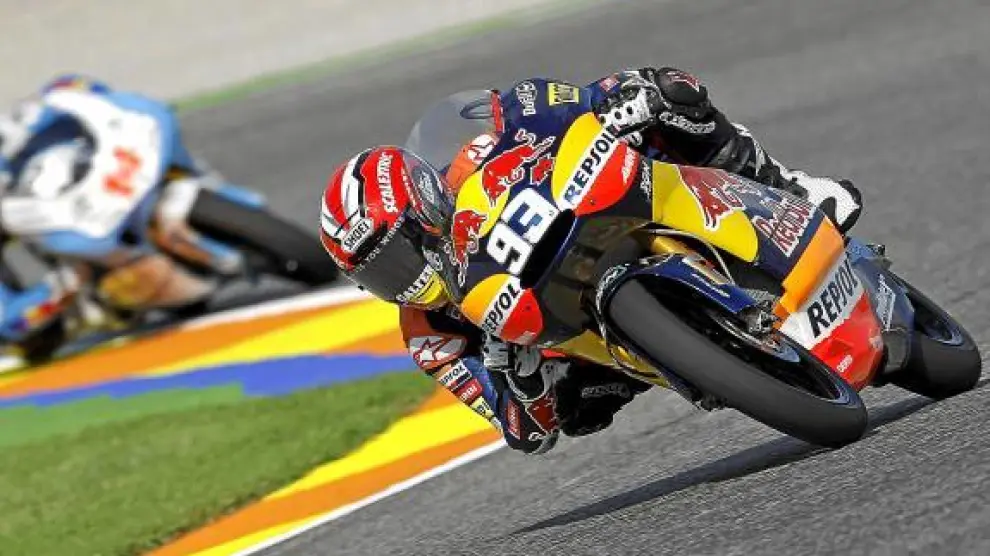 Márquez traza una curva, durante la jornada de entrenamientos de ayer en Valencia.