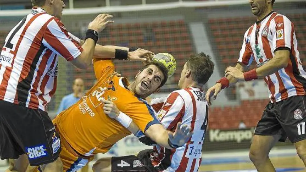 Carlos Prendes trata de superar a varios rivales en el partido frente al Alcobendas.