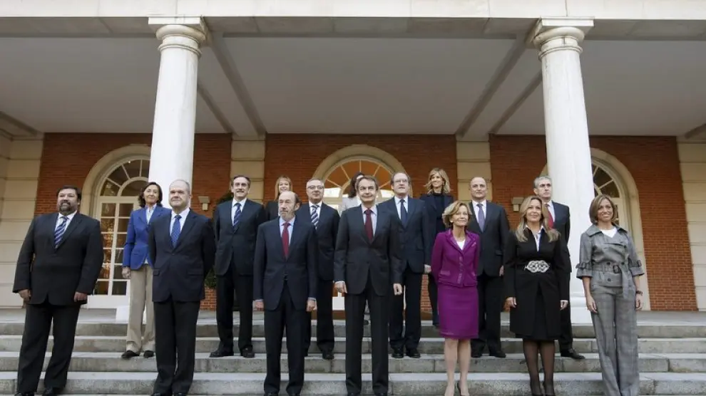 Los nuevos y antiguos ministros posan junto al presidente