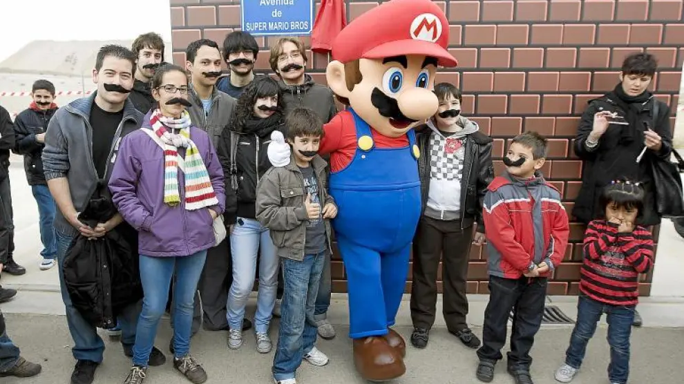 Súper Mario Bros posa junto a algunos de los futuros vecinos de Arcosur tras haber descubierto la placa.