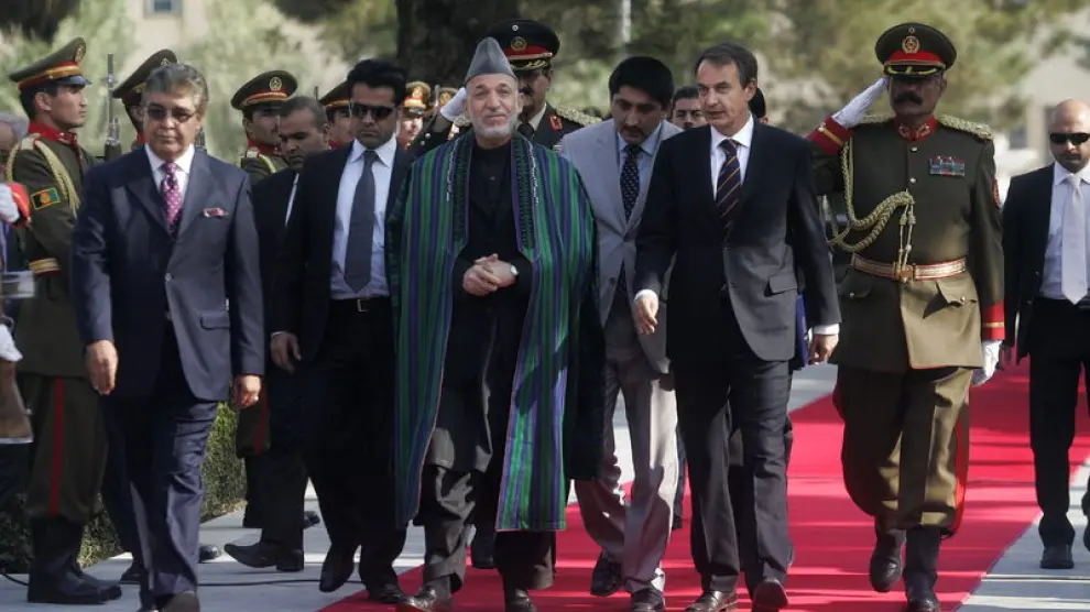 Zapatero, junto a Karzai en Afganistán