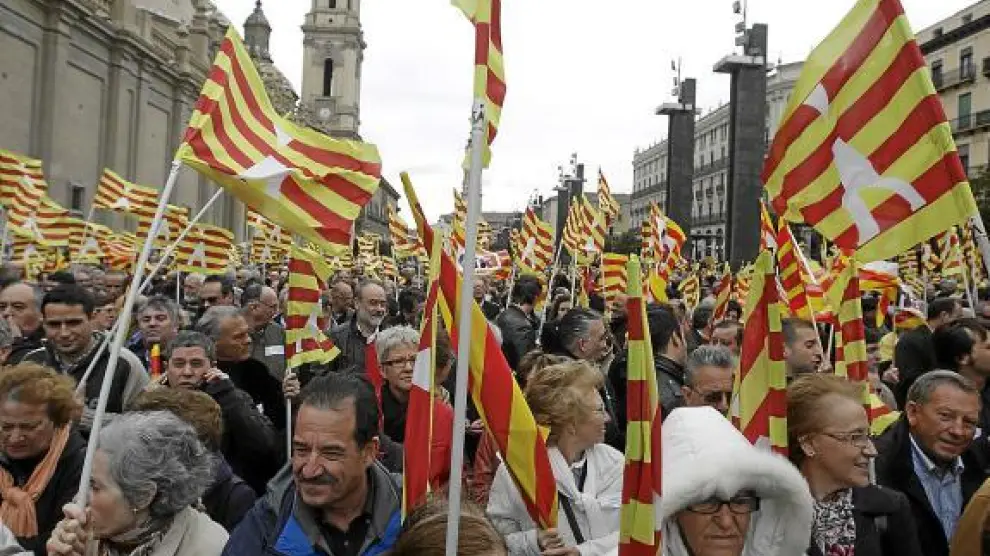La plaza del Pilar, llena de manifestantes que portaban banderas de Aragón.