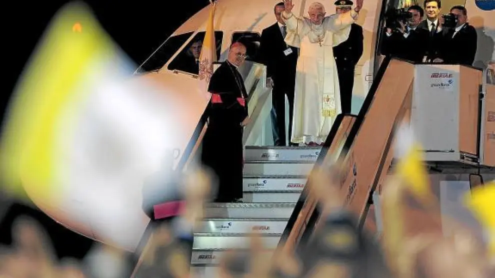 El Papa se despide en la escalerilla del avión para volar hacia el Vaticano, poco después de las 19.00.