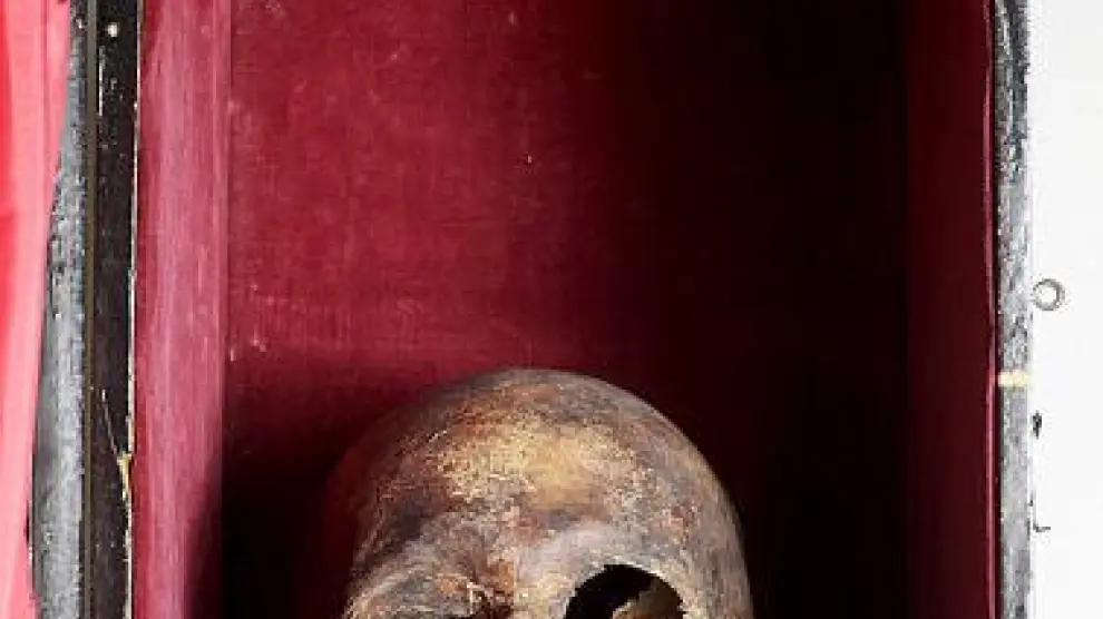 El cráneo del Papa Luna y la urna, en el Museo de Zaragoza.
