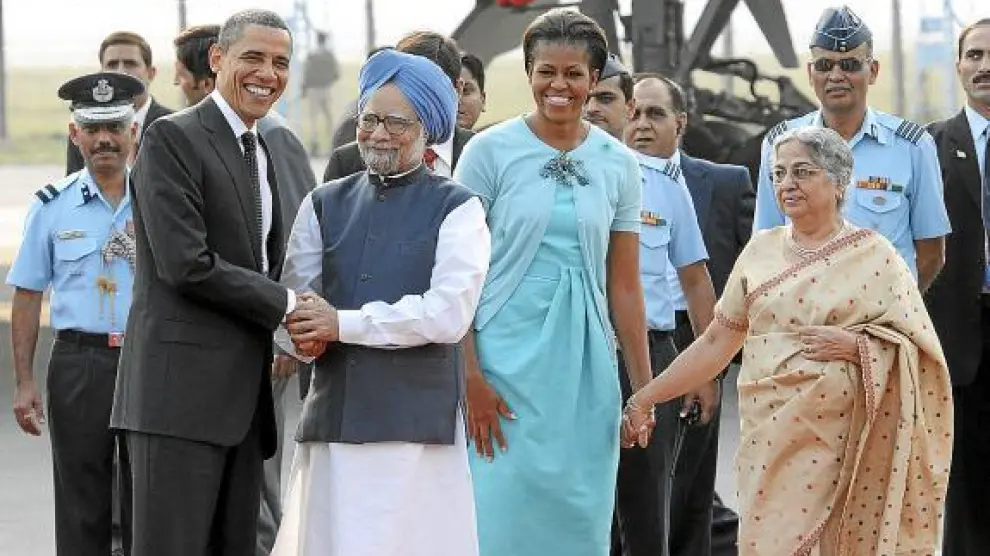 El primer ministro indio, Manmohan Singh (2i), y su esposa (dcha), reciben a los Obama en Delhi.