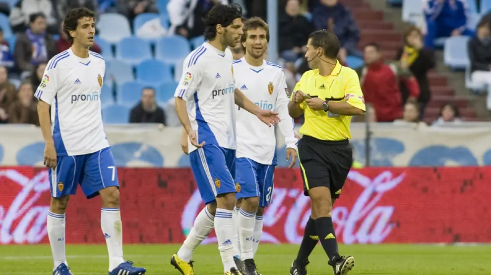 Los jugadores del Zaragoza protesta el primer gol del Mallorca.