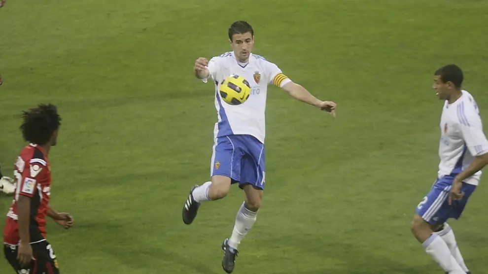 Gabi controla el balón con el pecho durante el partido de ayer, ante el Mallorca