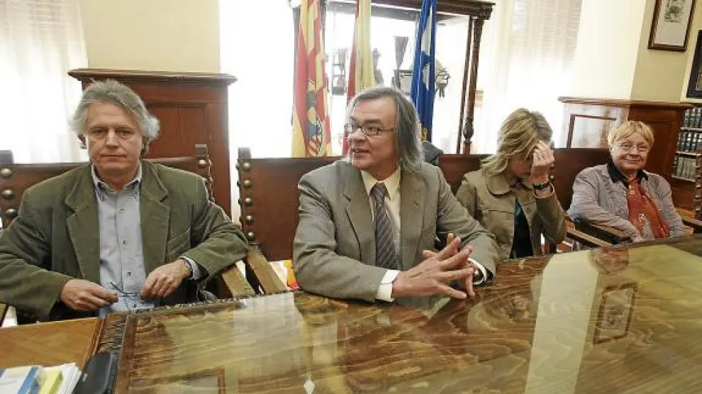 Francho Nagore junto a John Smeds en el salón de juntas de la Universidad de Huesca.