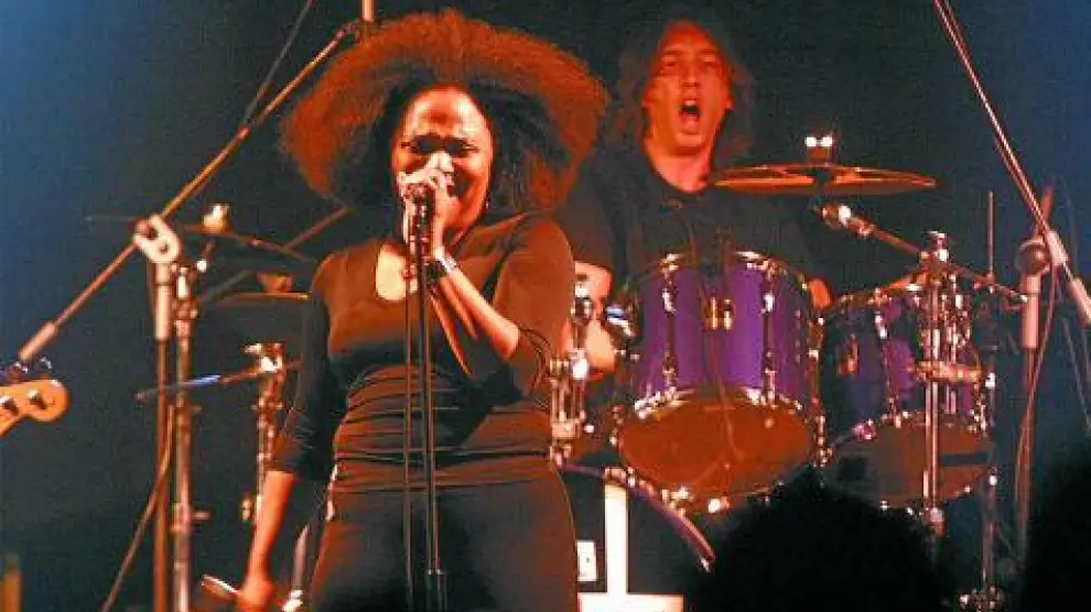 Lisa Kekaula, voz de The BellRays, en un concierto en el Jai Alai oscense en 2003.