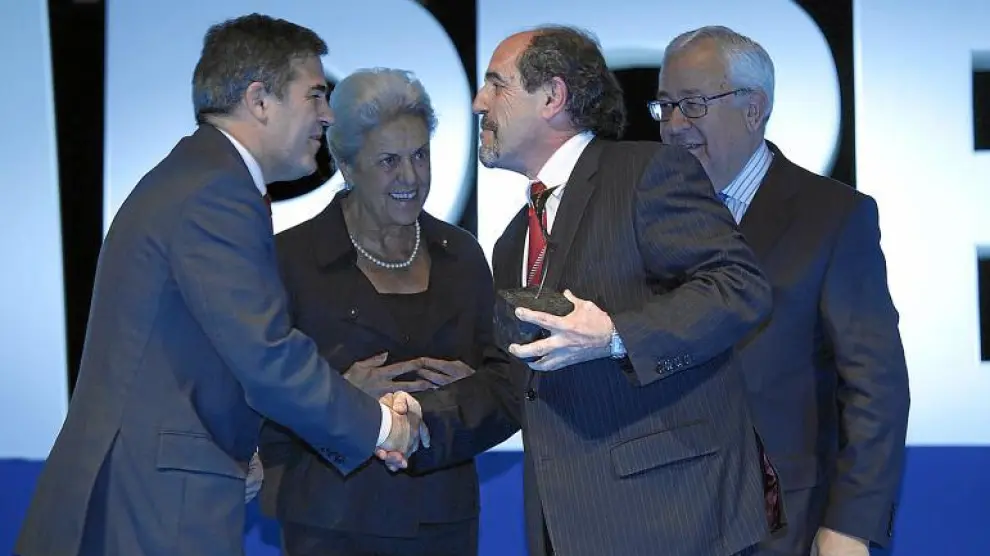 Gilbert Infantes, director de Simply, felicitado por Ramón Alejandro (Saica). Detrás, Pilar Muro, del grupo Quirón, y José Ángel Biel.