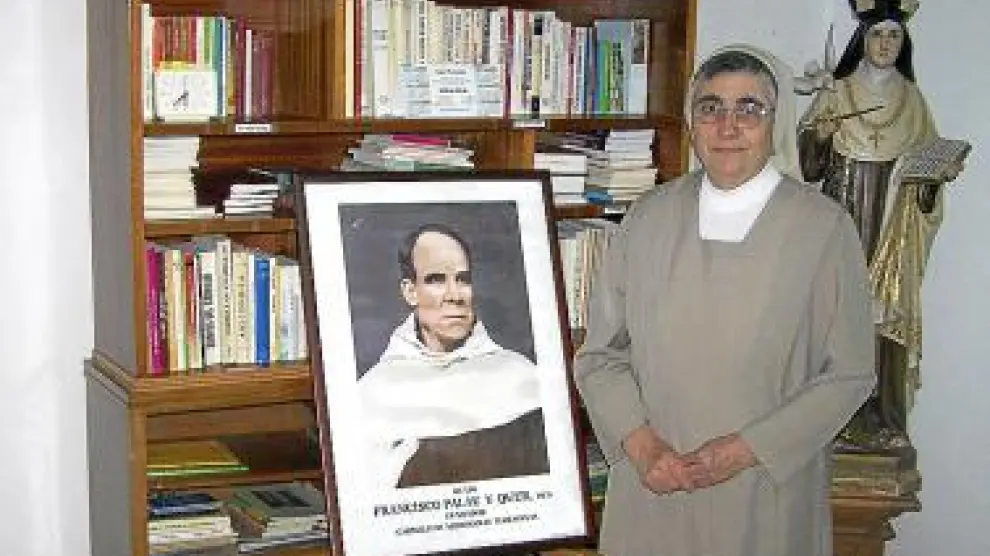 Sor Rosario, una de las carmelitas, con una imagen del padre Palau.