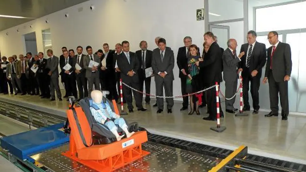Simulación de impacto con un silla de niño, ayer, en la inauguración del Centro Zaragoza.