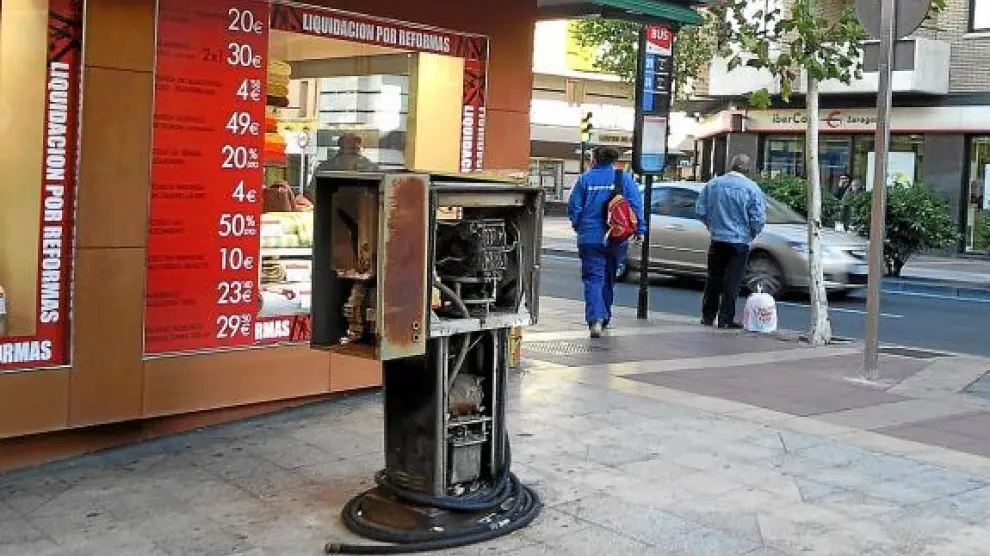 El surtidor de gasolina de la plaza de Huesca, en el barrio de las Delicias sigue sin desmantelarse.