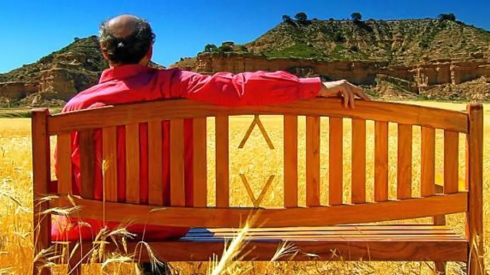 José Luis Gil, frente al imponente paisaje de los Monegros oscenses.