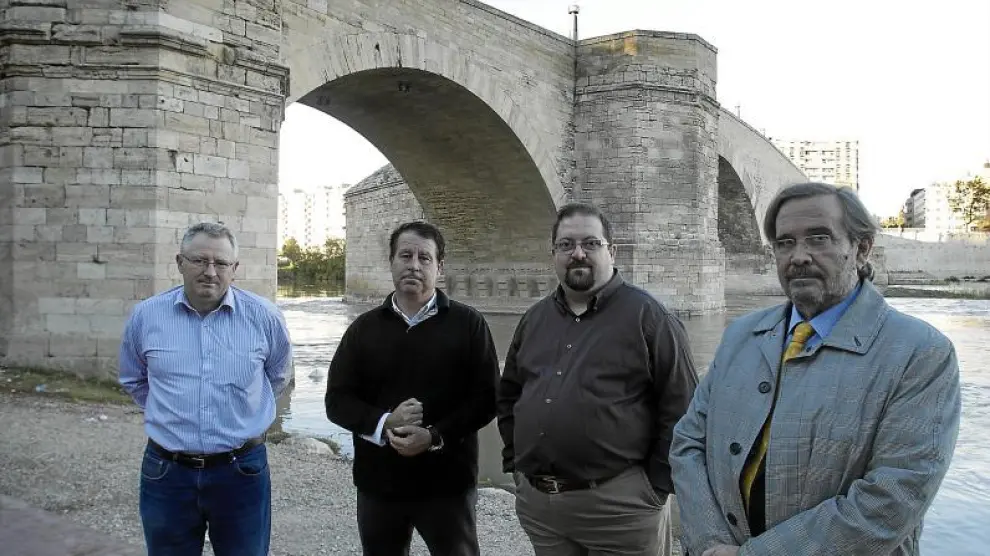 De izquierda a derecha, Julio González, Jerónimo Blasco, Rafael Tejedor y José Manuel Pérez Latorre, junto al puente de Piedra.