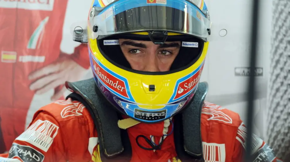 Alonso en el 'box' de Ferrari.