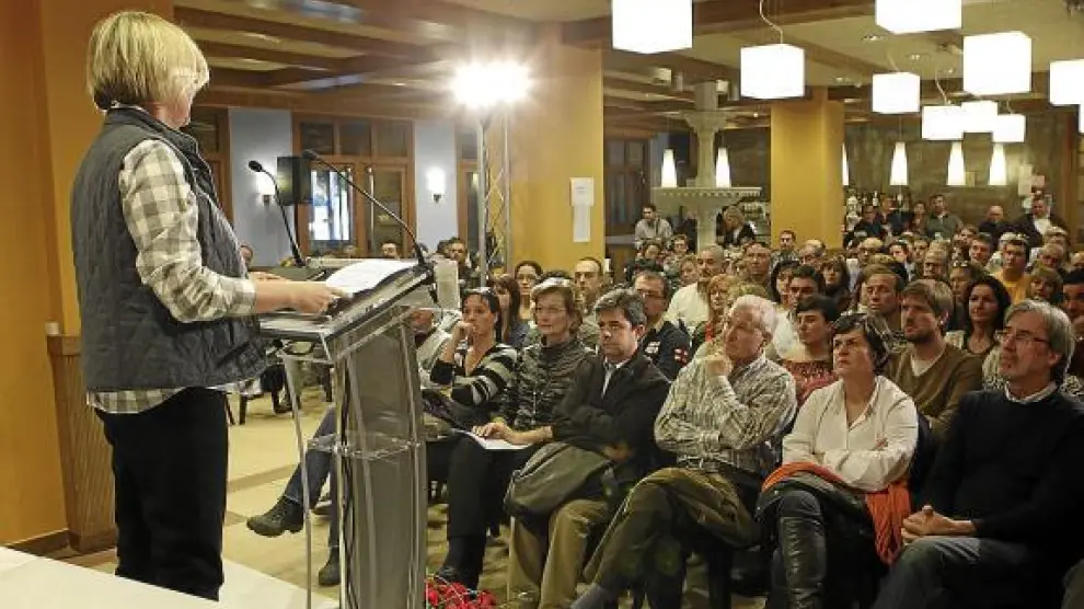 Alcaldes y concejales del PSOE escuchan a Eva Elmunia en la inauguración de las jornadas.