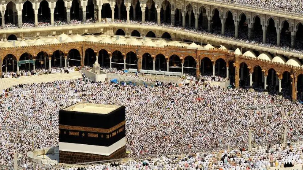 Miles de musulmanes atienden las oraciones en la explanada conocida como 'Noble Santuario' en La Meca.