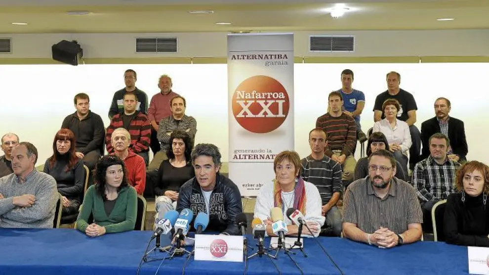 Moreno (2 d), Kiroga (3) y Pueyo (3d), junto a otros miembros de la izquierda abertzale, ayer en Pamplona.