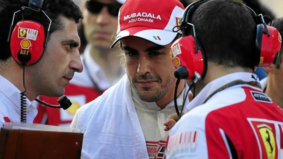 El piloto español Fernando Alonso dialoga con los ingenieros de Ferrari durante el Gran Premio de Abu Dabi.