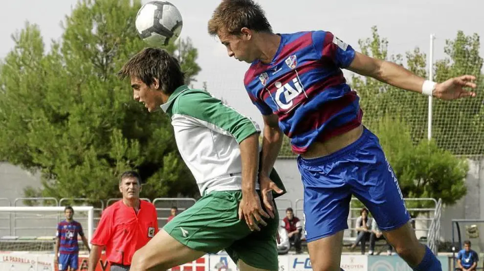 Imagen del partido que disputó el Huesca ante el Cornellá en el campo de San Jorge.