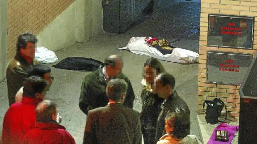 La víctima falleció a la entrada del garaje donde guardaban el coche, en la calle de Cervantes.