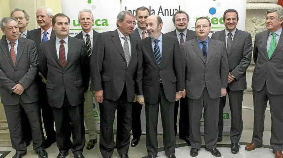 Rubalcaba, con barba, con los los representantes de UTECA.