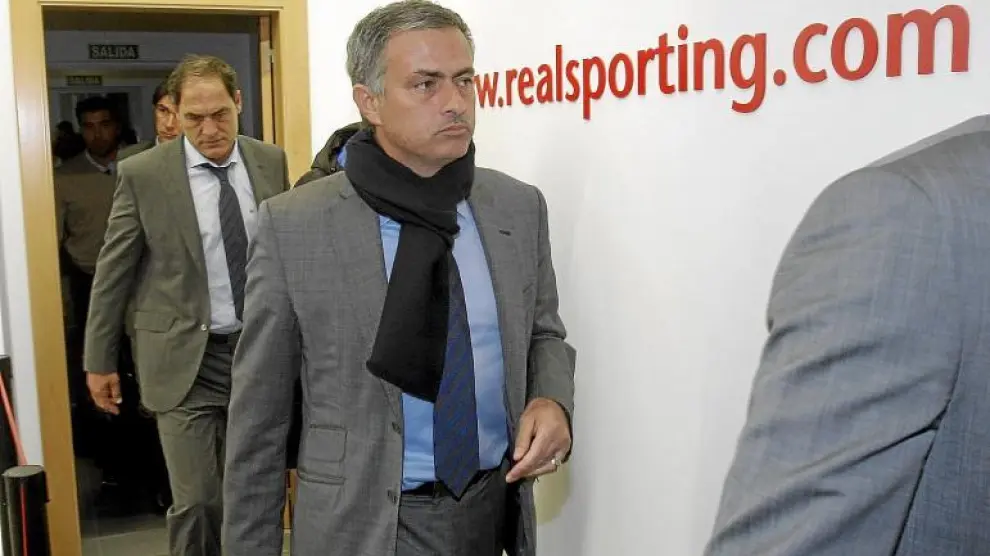 Mourinho atraviesa las 'entrañas' de El Molinón.