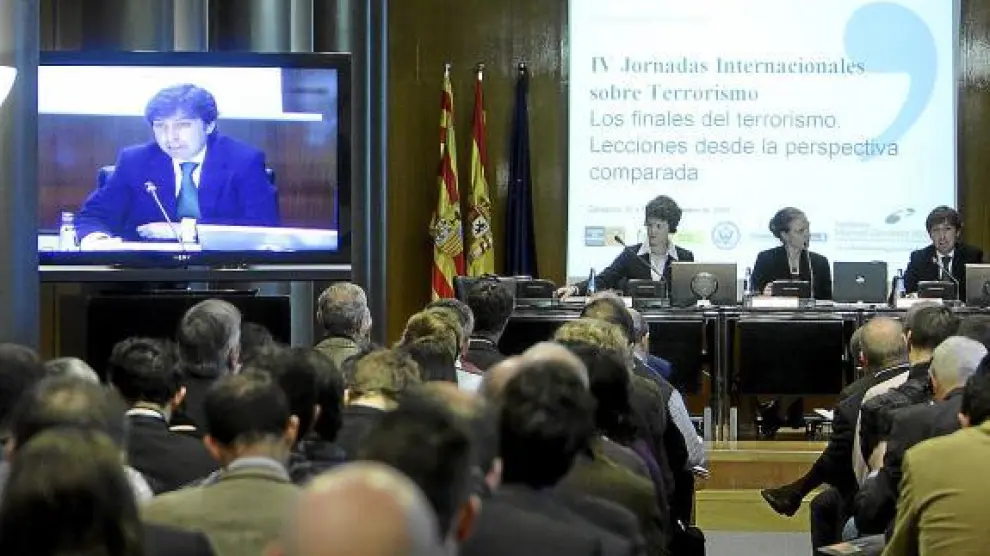 El profesor Alonso, durante su ponencia de ayer en la sala Goya del palacio de la Aljafería.