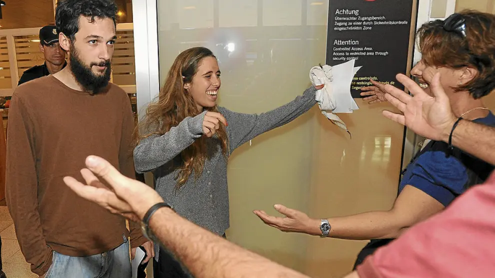 Los activistas Silvia García y Javier Sopeña, a su llegada ayer al aeropuerto de Gran Canaria
