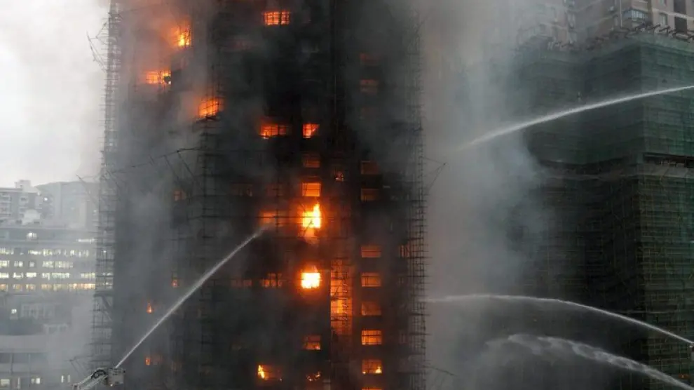 El edificio quedó arrasado por las llamas