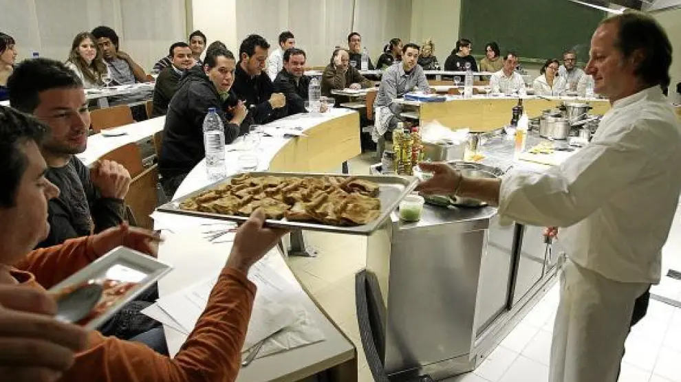 Xosé Cannas explica a los asistentes al curso cómo elaborar la empanada de sardinillas.