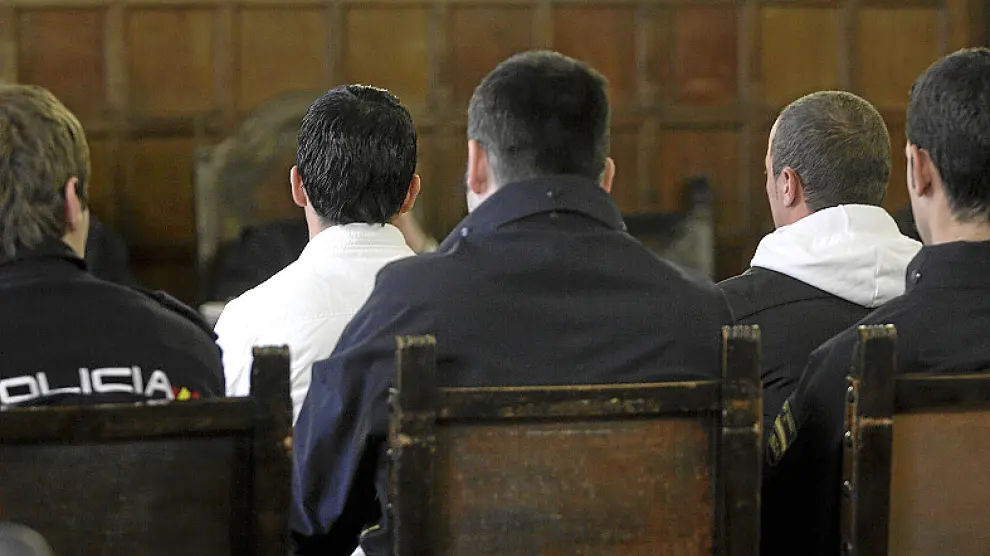 Los dos acusados, con camisa y capucha blanca, durante el juicio.