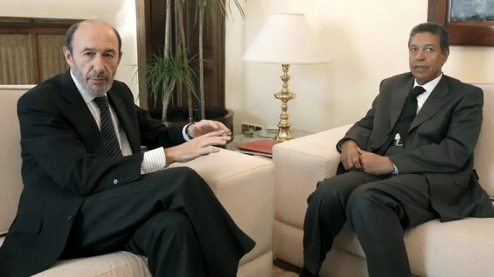 A la izquierda, el ministro del Interior español y a la derecha Taib Cherkaui