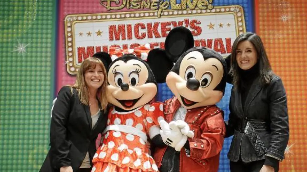 Liliana Rossi (i), de Proactiv, y María Campo (d), de la CAI, junto a Minnie y Mickey.
