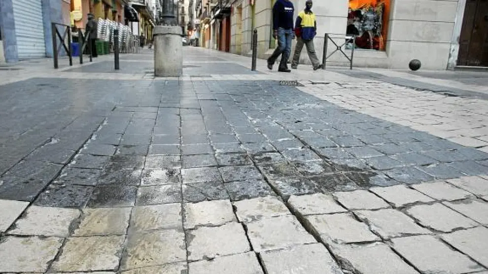 El paso de vehículos pesados ha deteriorado el pavimento en la calle de Padre Huesca.