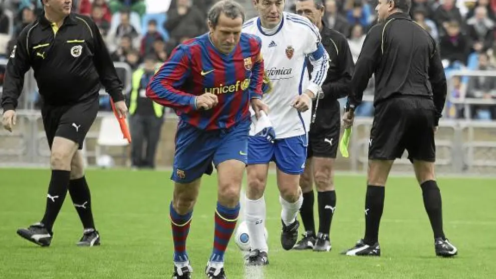 Víctor Muñoz y Xavi Aguado, como capitanes del Barça y del Zaragoza de veteranos.