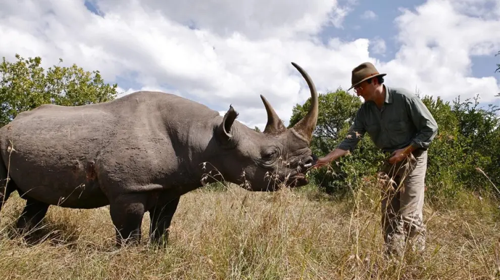 Fernando González Sitges, junto a un rinoceronte en Kenia