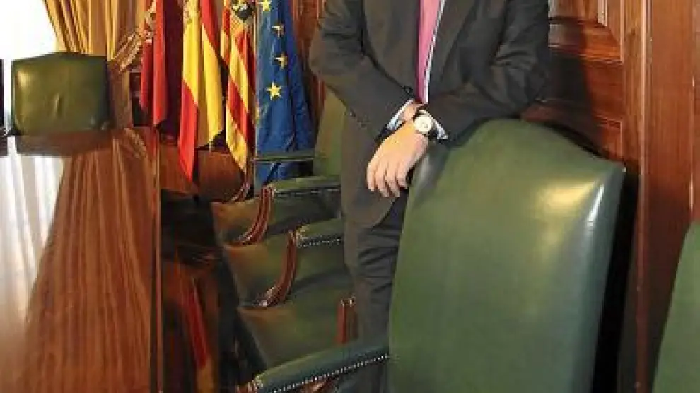 El alcalde de Teruel, Manuel Blasco (PP), en el salón de plenos.