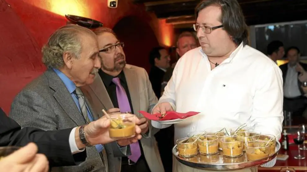 Gonzalo Lapetra y Roberto Pac saborean 'Delicias de tierra y mar' que ofrece Alfonso Bielsa.
