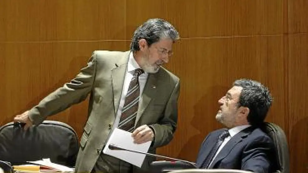 Adolfo Barrena, izquierda, conversa con Miguel Ferrer.
