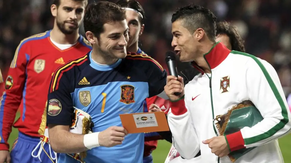 El guardameta de la selección española, Iker Casillas (c) y el delantero de Portugal, Cristiano Ronaldo