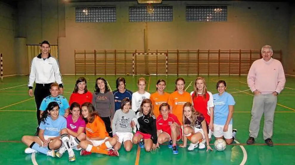 Enrique Barbanoj, de pie a la derecha, junto a algunas de las chicas que practican fútbol sala.