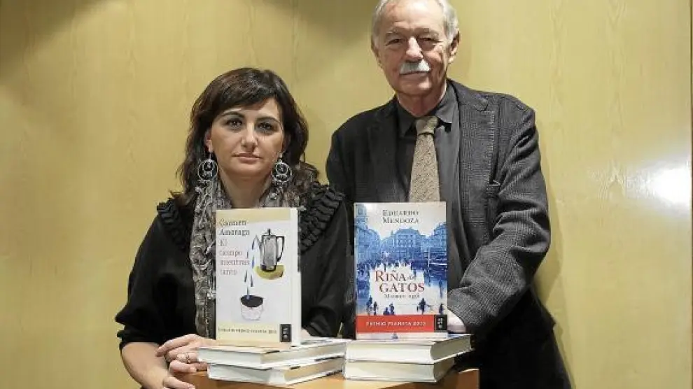 Carmen Amoraga y Eduardo Mendoza compartieron ayer presentación en Zaragoza.