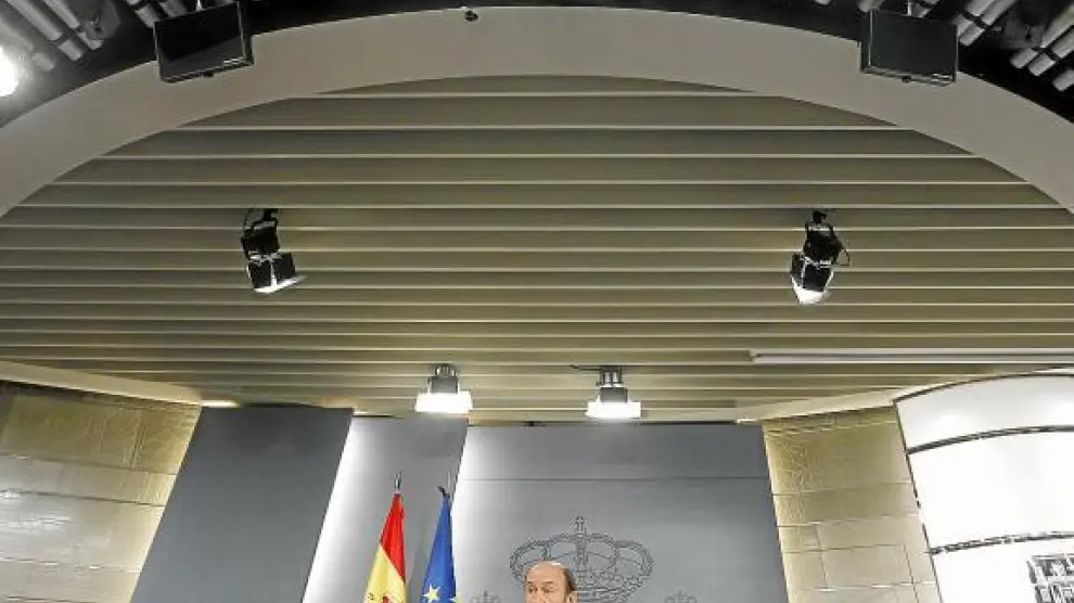El portavoz del Gobierno, Pérez Rubalcaba, al anunciar ayer la ley tras el Consejo de Ministros.