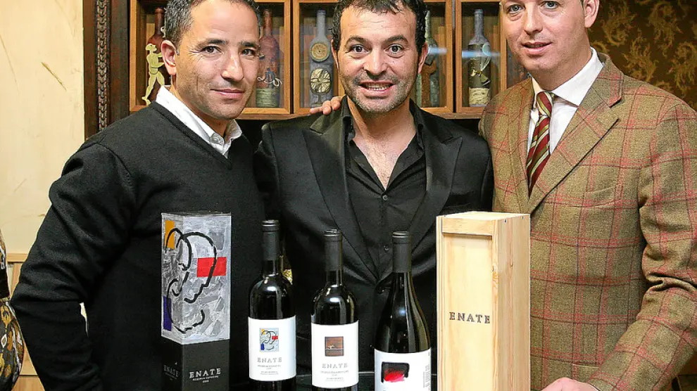 Vicente García Plaza, José Antonio Ros y Óscar Valenzuela, con los nuevos vinos.
