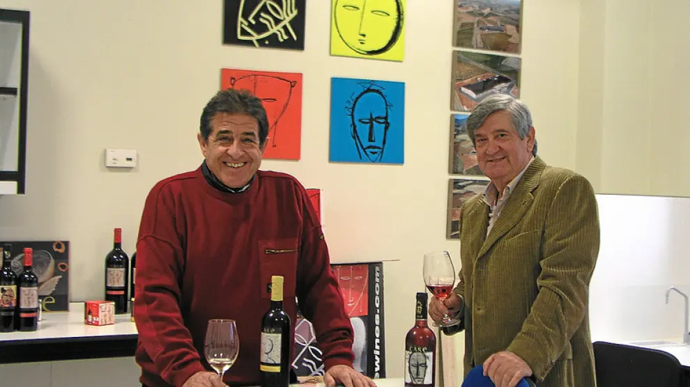Jesús Navascués y Rafael Díaz, ayer, catando los nuevos vinos del año en Bodegas Care.