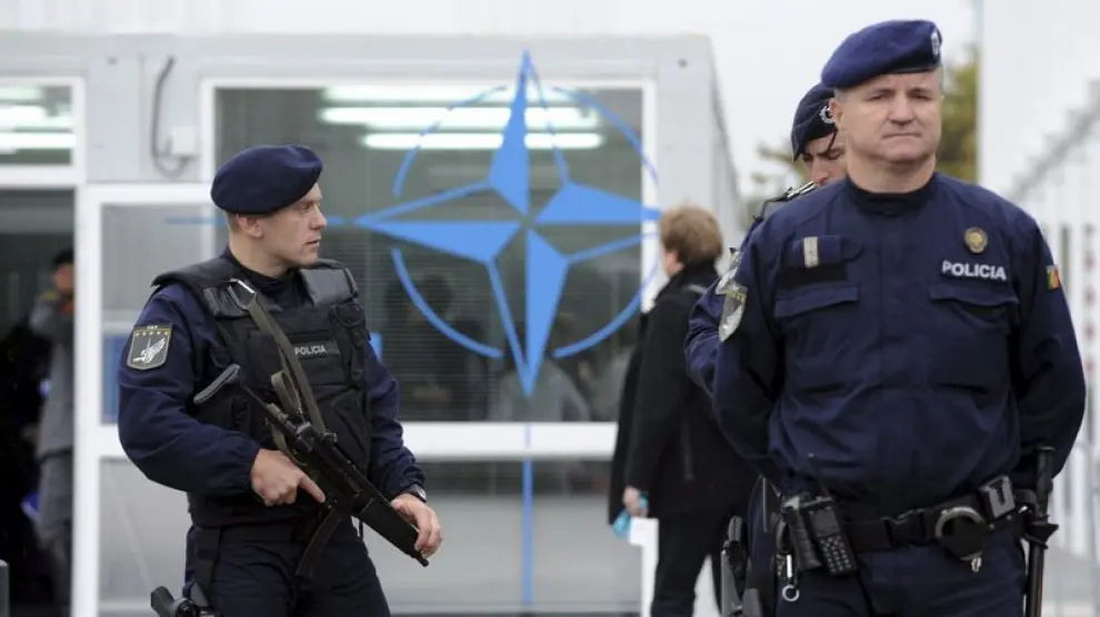 Miembros de seguridad de la OTAN vigilan la entrada a la sede de la cumbre, hoy en Lisboa