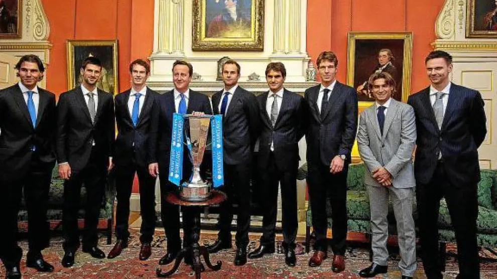 Los ocho participantes del Masters de Londres posan junto a la copa que solo uno conseguirá.